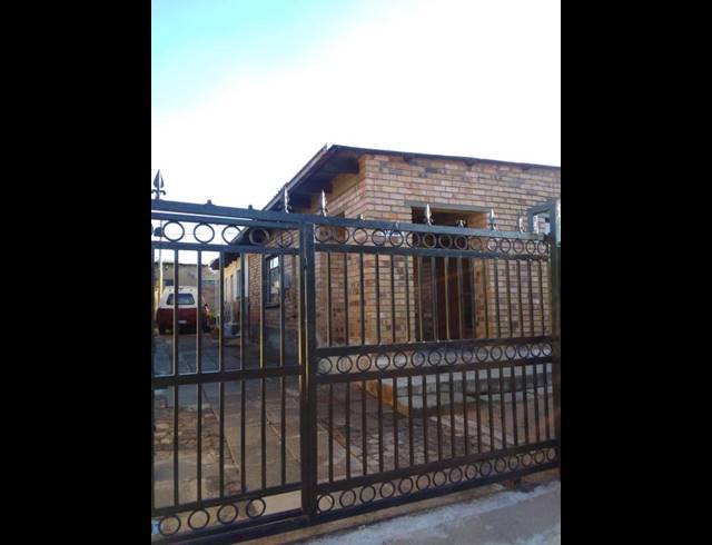 2 BEDROOM HOUSE FOR SALE IN DIEPKLOOF ZONE 4